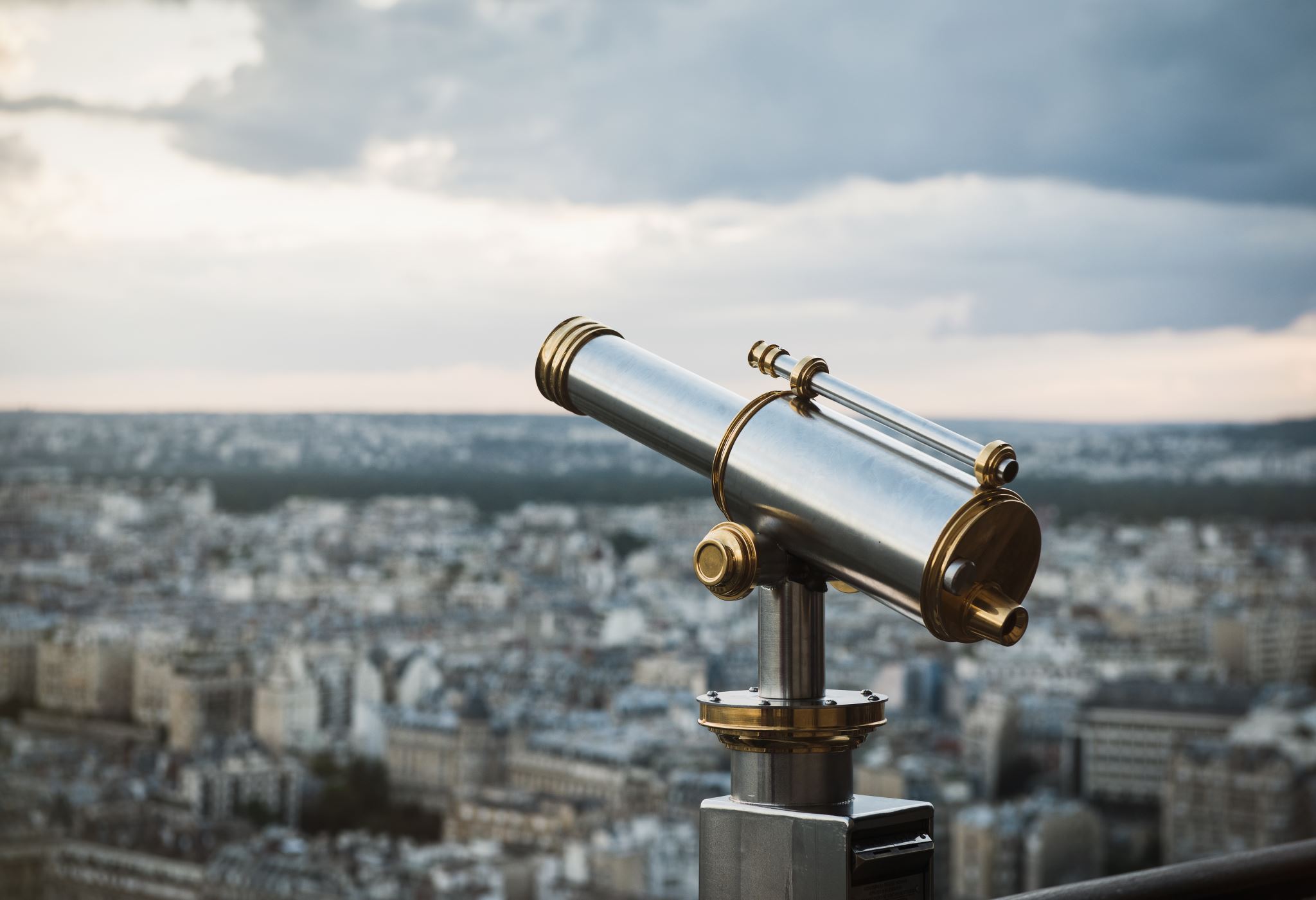 Telescope-at-top-of-the-Eiffel-Tower-looking-down-out-at-the-city